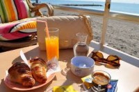 croissant e suco de frutas