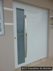 porta pivotante em aluminio branco 