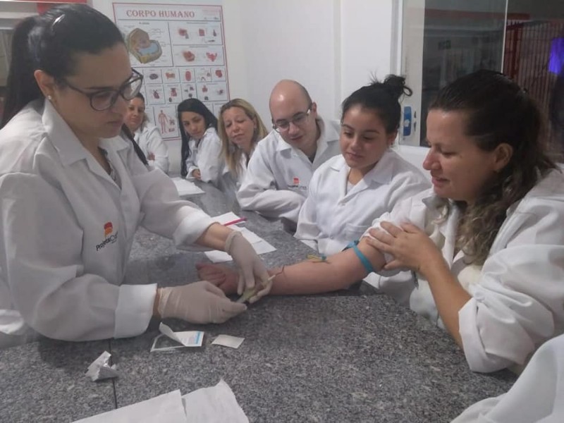 Curso de Aux. de Laboratório de Análises Clínicas Projeta Cursos Piracicaba