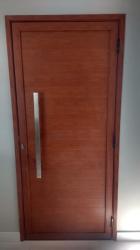 porta pivotante de aluminio  cor madeira 