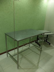 Mesa veterinária de atendimento em inox 