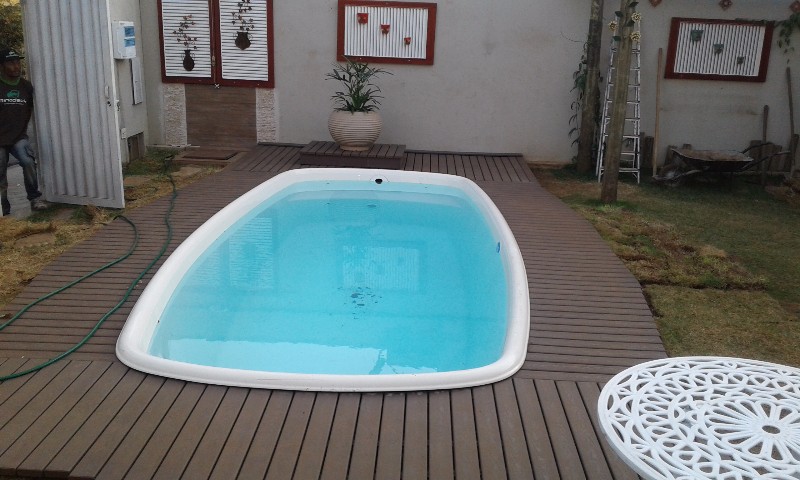 deck-em-madeira-plastica-para-piscina-em-campinas